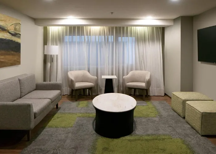 Courtyard By Marriott Revolucion