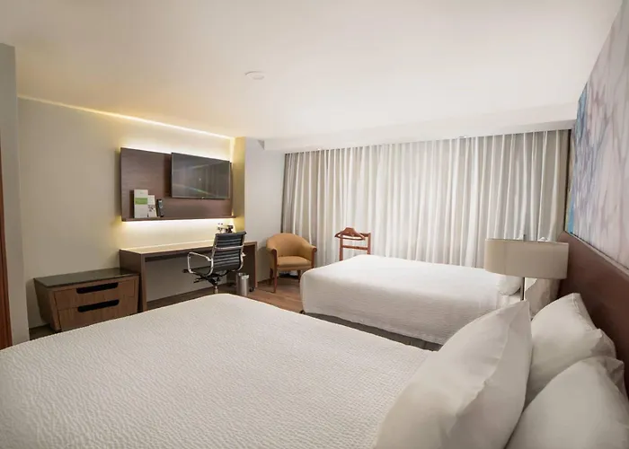 Hotel Courtyard By Marriott Revolucion 4*