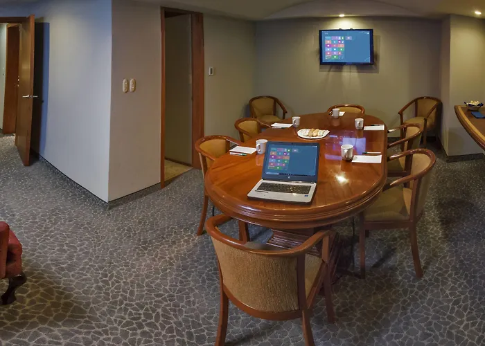 Courtyard By Marriott Revolucion Hotel