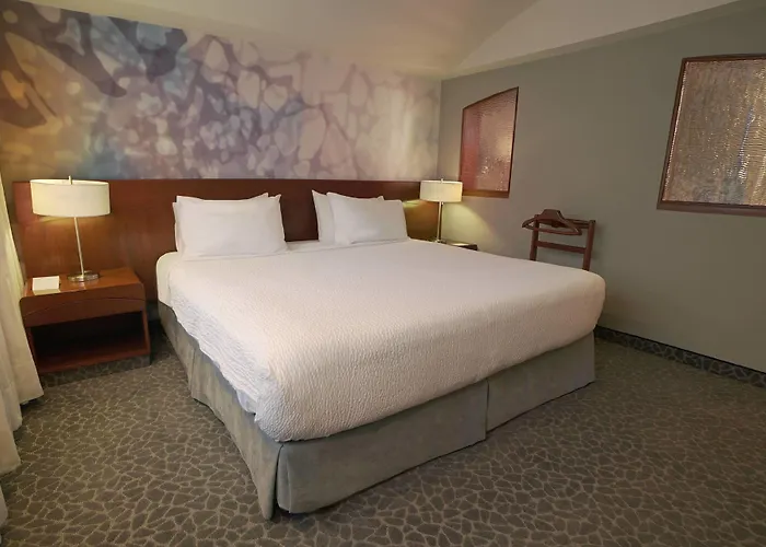 Courtyard By Marriott Revolucion Hotel 4*