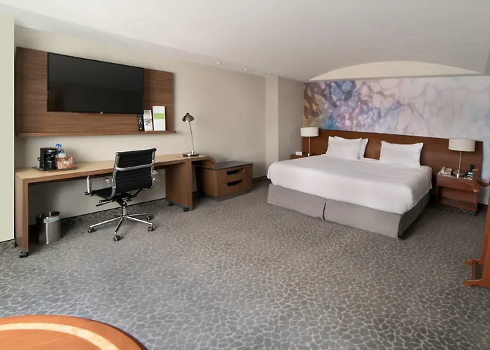 Courtyard By Marriott Revolucion Hotel 4*
