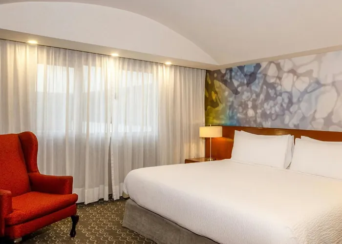 Hotel Courtyard By Marriott Revolucion 4*